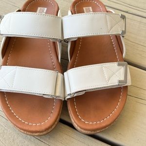 Fitflop Two Strap Sandal in White. Size 7